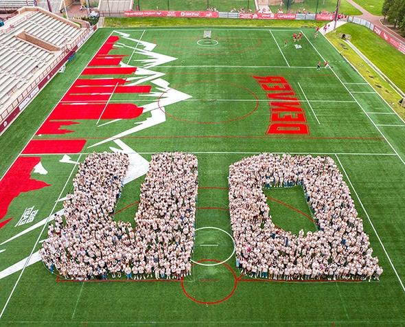 First-year students form a D 和 U at Peter Barton Lacrosse Stadium for their class of 2028 photo.